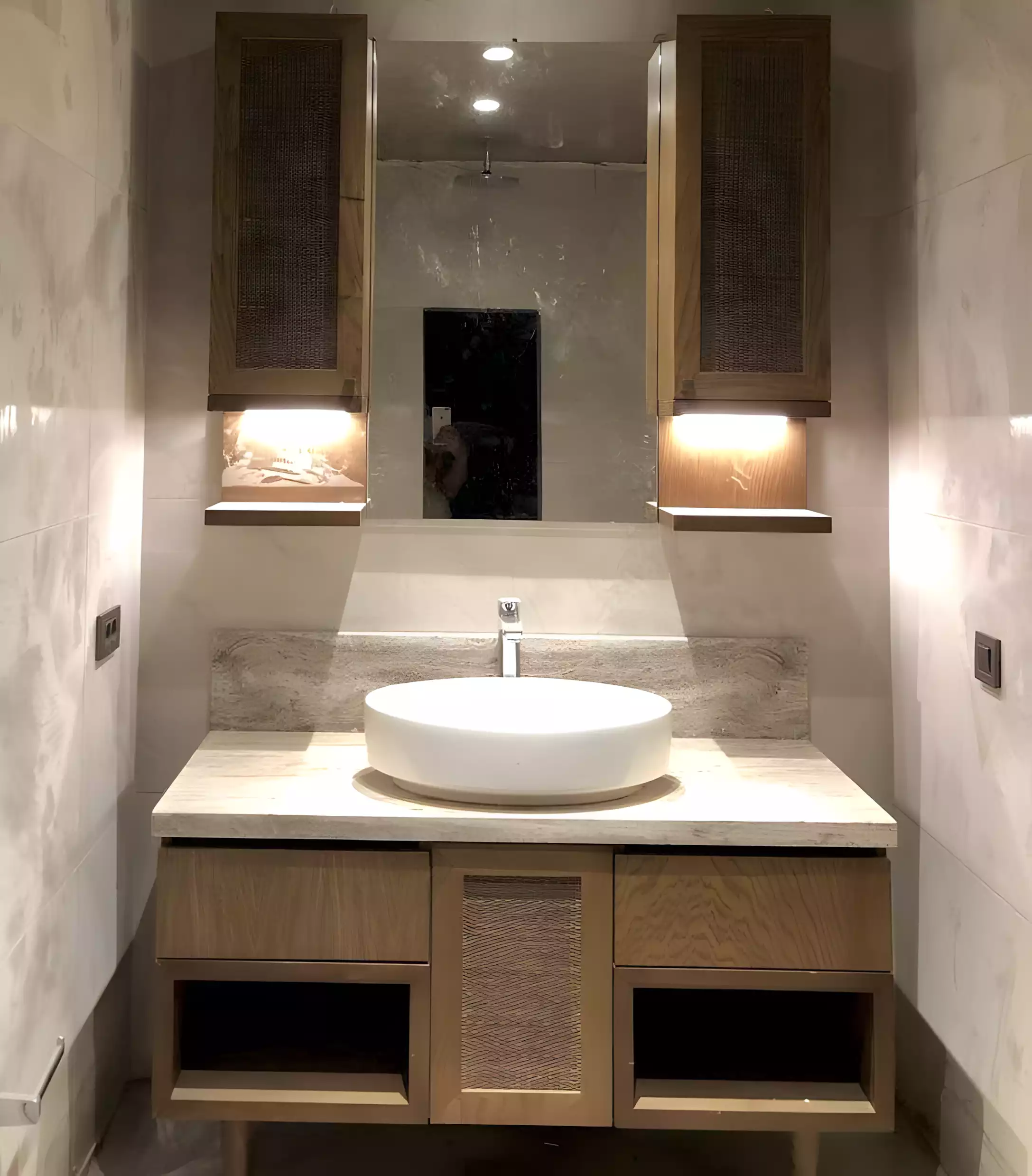 Ahşap detaylı banyo dolabı
